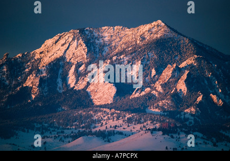 Bear Mountain und Flatirons bei Sonnenaufgang im winter Boulder Colorado USA Stockfoto