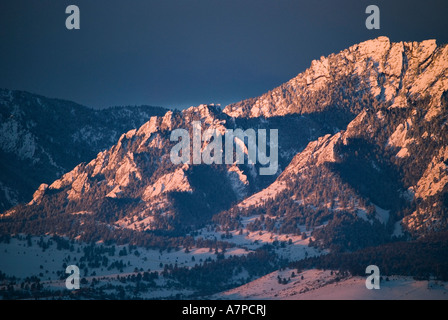 Alpenglühen von Winter Sunrise auf Flatirons Brunnen Bildung Sandstein Green Mountain zum richtigen Bear Canyon zu linken Boulder Colo Stockfoto