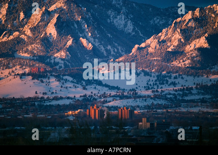 City of Boulder Colorado bei Sonnenaufgang im winter Stockfoto