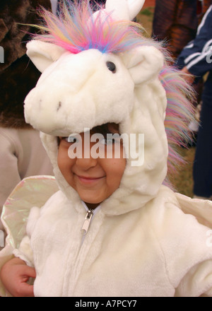 junge Schulmädchen gekleidet im Kostüm als ein Einhorn Stockfoto