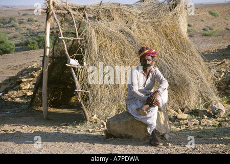 Mann vor seinem Haus, Indien, Rajasthan Stockfoto
