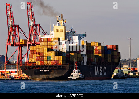 Schifffahrt / ein Containerschiff Andocken mit Schleppern in Hilfe. Hafen von Melbourne Australien. Stockfoto