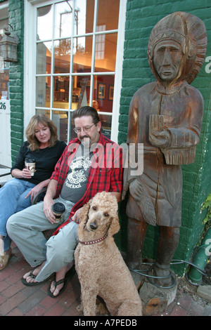 Leesburg Virginia, Loudoun County, Market Street, Paar, Erwachsene Erwachsene Mann Männer männlich, Frau Frauen weibliche Dame, Hunde, Haustiere, Hunde, Hund, Tier, Haustiere Zigarre Stockfoto