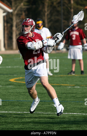 Lacrosse-Spieler wirft den ball Stockfoto