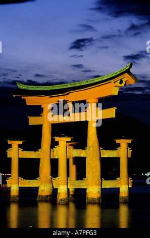 Japan, Honshu Insel Miyajima, beleuchtete schwimmende Torrii der Itsukushima-Jinja Shinto-Schrein Stockfoto