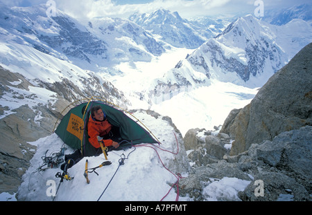 Bergsteiger in seinem Zelt thront auf einem nach außen zuschneiden, Kenton Cool 3000ft auf die SW Gesicht des Mt McKinley Denali Alaska USA Stockfoto