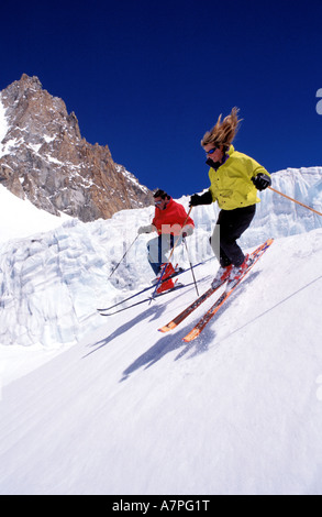 Paar, Skifahren in den französischen Alpen in der Nähe von Chamonix Stockfoto