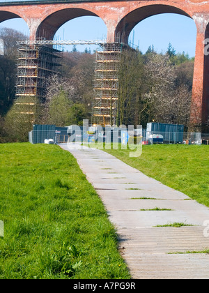 Eve Trackway hergestellt aus Aluminiumplatten verwendet, um eine temporäre Straße über weichem Untergrund für Baufahrzeuge bilden Stockfoto