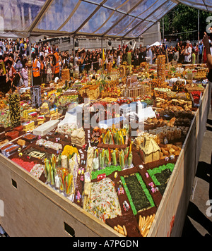 Essen LONDON Anzeige der Nahrung geformt wie die Gebäude der Londoner April 2007 Stockfoto