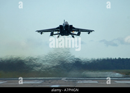 GR4 Tornado ausziehen aus der RAF Kinloss Basis in Moray Grampian Region Schottland XAV 6383 Stockfoto