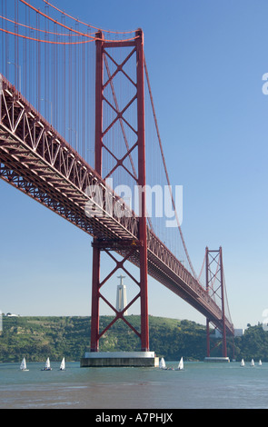 25. April Brücke über den Fluss Tejo, Lissabon, Portugal Stockfoto