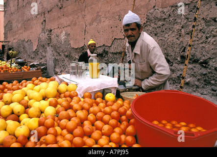 Marokkanischen Mann macht Orange und Grapefruit-Saft an Zitrusfrüchten stand neben der alten Stadtmauer in Marokko Stockfoto