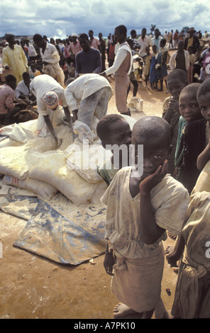 Flüchtling-Familien und Kinder Warteschlange für Mehl Distribution bei Dedza Vertriebenen Völker Camp Mosambik Stockfoto