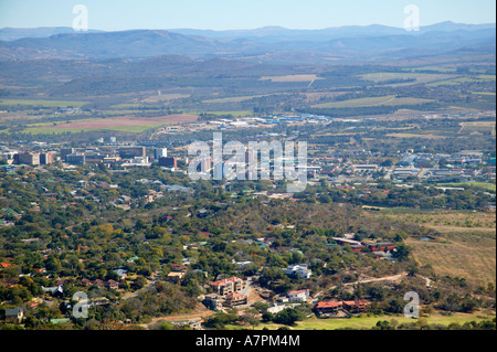 Nelspruit Stadtzentrum und die umliegenden Vororte im Hinblick auf die weit entfernten Hügel von Mpumalanga Böschung Nelspruit Stockfoto