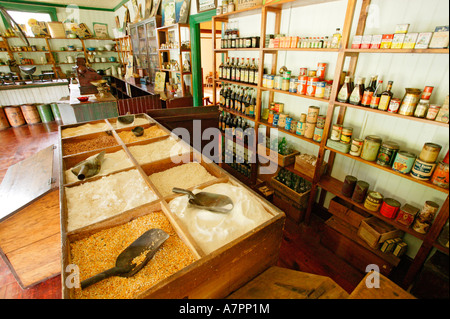Innenraum des Dredzen Shop und Haus-Museum in Pilger Rest typische allgemeine Händler Shop für das Zeitalter der 1930 1950 Stockfoto