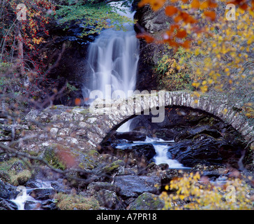 Alte steinerne Brücke und Wasserfall in Glen Lyon, Perth und Kinross, Schottland, Großbritannien Stockfoto