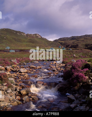 In der Nähe von Seilebost, Isle of Harris, Western Isles, Schottland, Großbritannien.  Schneiden Sie Torf in der Ferne Stockfoto