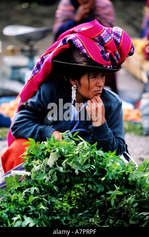 Peru, Cuzco Abteilung, das Heilige Tal, Pisac, eine indische Verkäuferin auf Pisac Markt Stockfoto