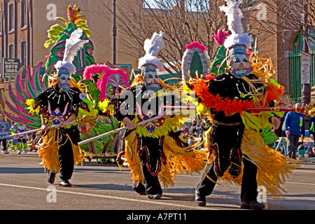 Die berühmten Mummer Parade in Philadelphia am Neujahrstag 2005 Mitglieder der String Bands spielen Instrumente, wie sie marschieren. Stockfoto