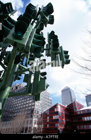 Niedrigen Winkel Blick auf die Ampel-Skulptur am Canary Wharf in London Stockfoto