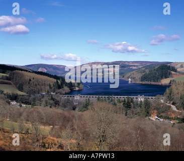 Großes Luftbild von Lake Vyrnwy Powys Wales mit dem Staudamm im Mittelgrund. Stockfoto