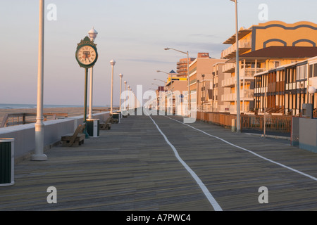 Leere Promenade bei Sonnenaufgang in Ocean City, MD USA Stockfoto