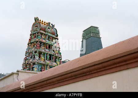 Dach des Sri Mariamman-Tempel mit der Spitze eines modernen Wolkenkratzers gegenübergestellt.  Chinatown, Singapur. Stockfoto