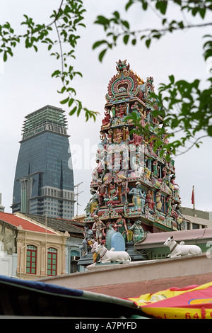 Dach des Sri Mariamman-Tempel mit der Spitze eines modernen Wolkenkratzers gegenübergestellt.  Chinatown, Singapur. Stockfoto