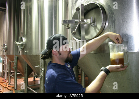 Virginia Loudoun County, Ashburn, Old Dominion Brewing Company, Brauereiarbeiter, Arbeiter, Arbeiter, arbeiten, Arbeitnehmer, Arbeitnehmer, Arbeitnehmer, Mitarbeiter, Beschäftigung, Bier, trinken d Stockfoto