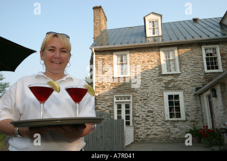 Middleburg Virginia, Loudoun County, Red Fox Inn, Hotel, Kellnerin Server Mitarbeiter Inneneinrichtung, Frau Frauen, Arbeit, Arbeit, Job, Arbeiter, Arbeitnehmer, Beschäftigung, t Stockfoto