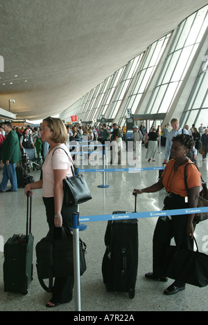 Virginia Washington Dulles Flughafen Handelsflug, fliegen, Fluggesellschaften, Terminal, Passagiere Passagiere Fahrer, Reisende, Gepäck, Koffer, Gepäck, VA0 Stockfoto