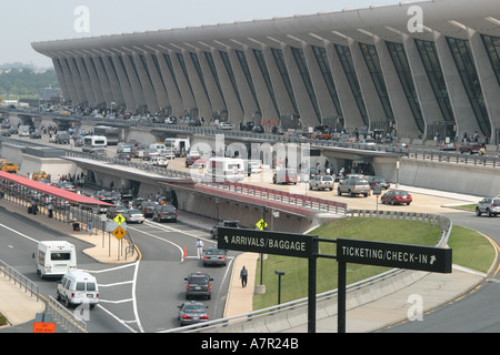 Virginia Washington Dulles Airport Handelsflug,Fliegen,Fluggesellschaften,Terminal,Verkehr,Transport,Fahrzeuge,Schilder,Informationen,Ankündigung,Ankünfte, Stockfoto