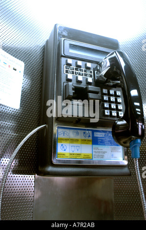 Veraltete Drucktastentelefone mit Kartensteckplatz für internationale Geräte Kontakte Stockfoto