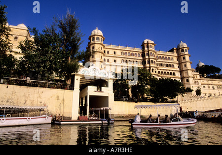 Indien, Rajasthan, Udaipur, das Stadtschloss, Fateh Prakash Palace Hotel über den Pichola-See Stockfoto