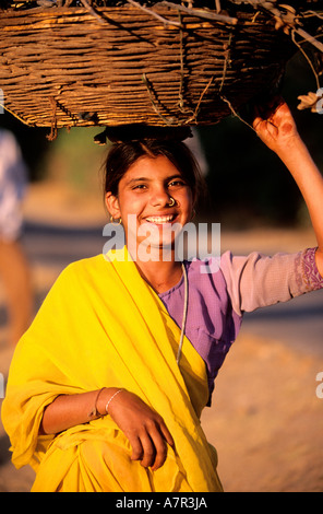 Indien, Rajasthan, Kumbhalgarh Bereich, trotz, wenn sie jung, Rajasthani Frauen tragen belasten in der Landschaft Stockfoto