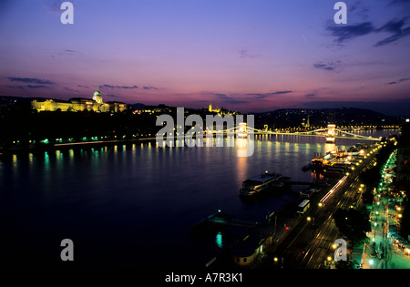 Ungarn, Budapest, allgemeine Anzeigen auf der Donau, das königliche Schloss, die Kettenbrücke, St. Martinskirche und Marriott-Korso Stockfoto