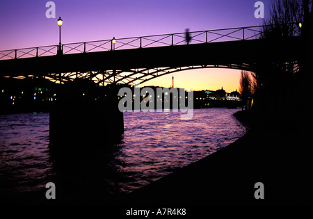 Frankreich, Paris, Seine am Flussufer auf Niveau mit Brücke Pont des Arts (Brücke) Stockfoto