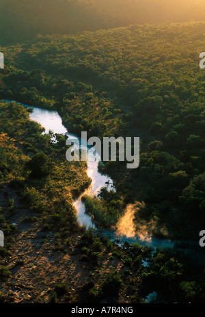 Luftaufnahme des Flusses Palala bei Sonnenaufgang am Waterberg Mountains N W Provinz in Südafrika Stockfoto