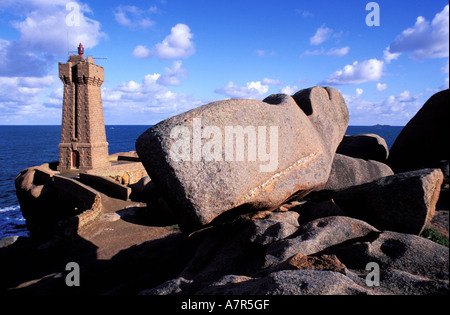 Frankreich, Côtes d ' Armor Ploumanach, Côte de Granit rose oder rosa Granit Küste und der Leuchtturm Stockfoto