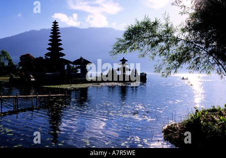 Thailand, Bali Insel, Pura (Tempel) Ulun Danu Bratan See rechts Stockfoto