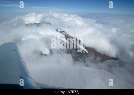 Eine Luftaufnahme des Schnees begrenzt Gipfel des Mount Kilimanjaro Afrikas höchstem Berg zeigt durch die Wolken Stockfoto