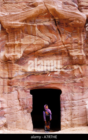 Jordanien, Petra, einem jungen Beduinen vor des Grabes Fassade Stockfoto