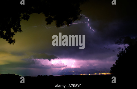 Blitz schlägt auf den Genfer See, Mont Blanc in der Ferne leuchtenden. Stockfoto