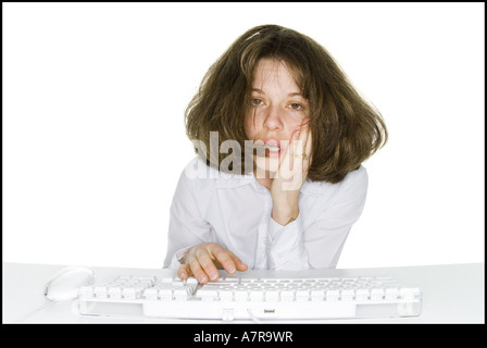 Frau sitzt am Keyboard mit Kopf in der hand Stockfoto