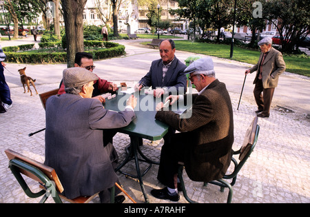 Portugal, Lissabon, Viertel Bairro Alto, Domino Player auf Real Platz Stockfoto