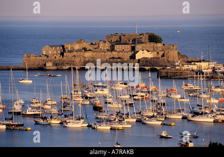 Vereinigtes Königreich, Channel Islands, Guernsey Insel, Saint Peter Port, Castle Cornet schützt den Hafen Stockfoto