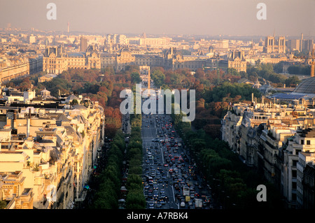 Frankreich, Paris, Champs-Elysées zum Arc de Triomphe zu sehen Stockfoto