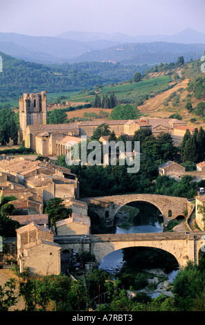 Frankreich, Aude Lagrasse Dorf Brücke über den Fluss Orbieu und Abtei Sainte-Marie de Lagrasse im Hintergrund Stockfoto