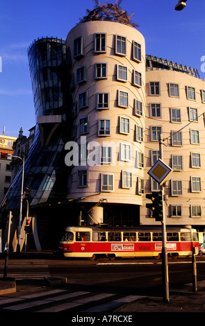 Tschechien, Prag, das Tanzende Haus (Ingwer et Fred) von Gehry und Milunic auf dem Vltava-Ufer Stockfoto