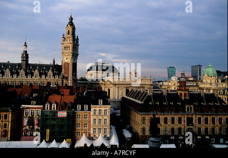 Frankreich, Nord, Lille, Grand Place und Industrie-und Handelskammer Glockenturm Stockfoto